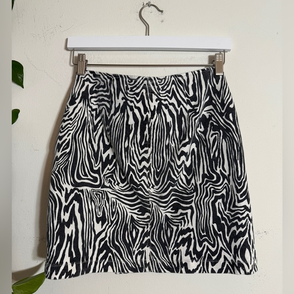 MOTHER DENIM - The Side Split Mini Skirt in Zebra Print - {29} - Picture 3 of 8
